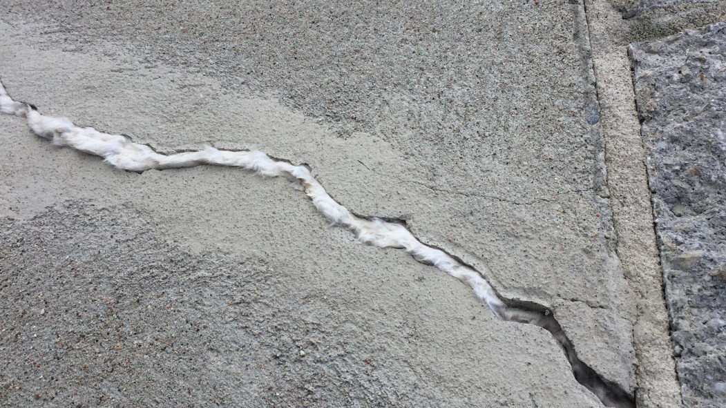 Une fissure remplie par de la laine minérale sur un mur latéral de la résidence d'Umberto Macri et Liana Fornaciari, le 20 mars 2017.