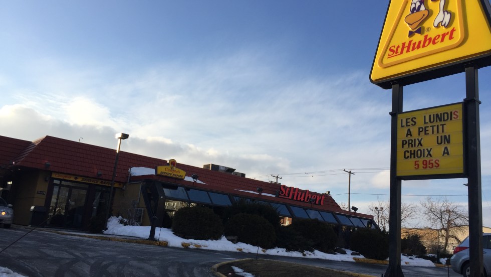 La façade du restaurant St-Hubert de Pointe-aux-Trembles, le 21 mars 2017.