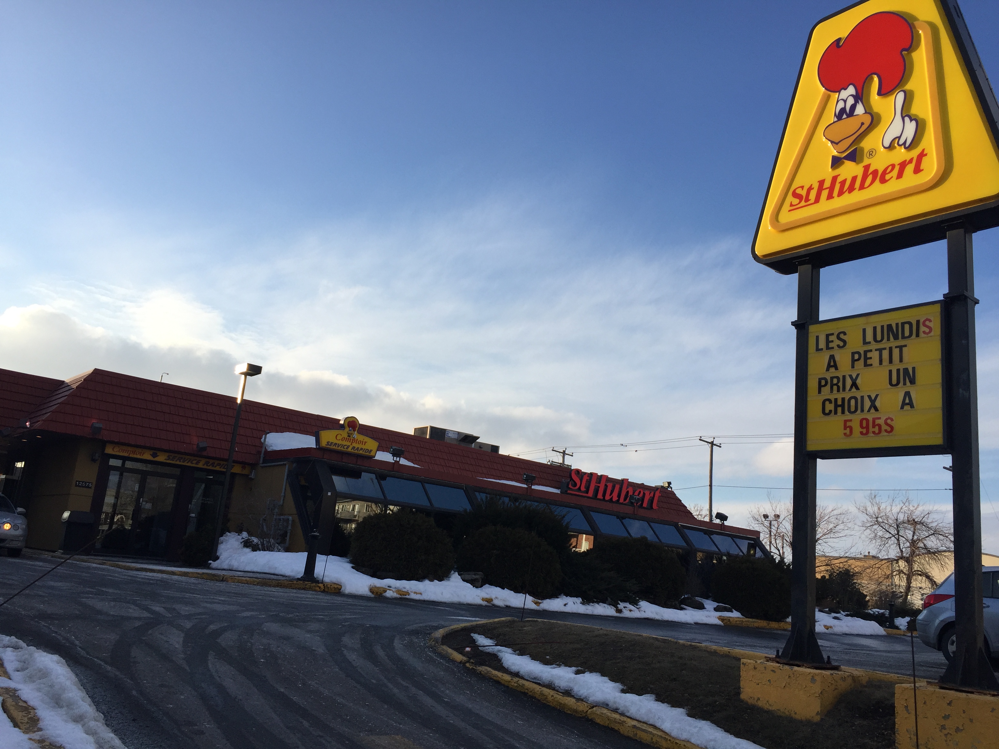 La fa&ccedil;ade du restaurant St-Hubert de Pointe-aux-Trembles, le 21 mars 2017.