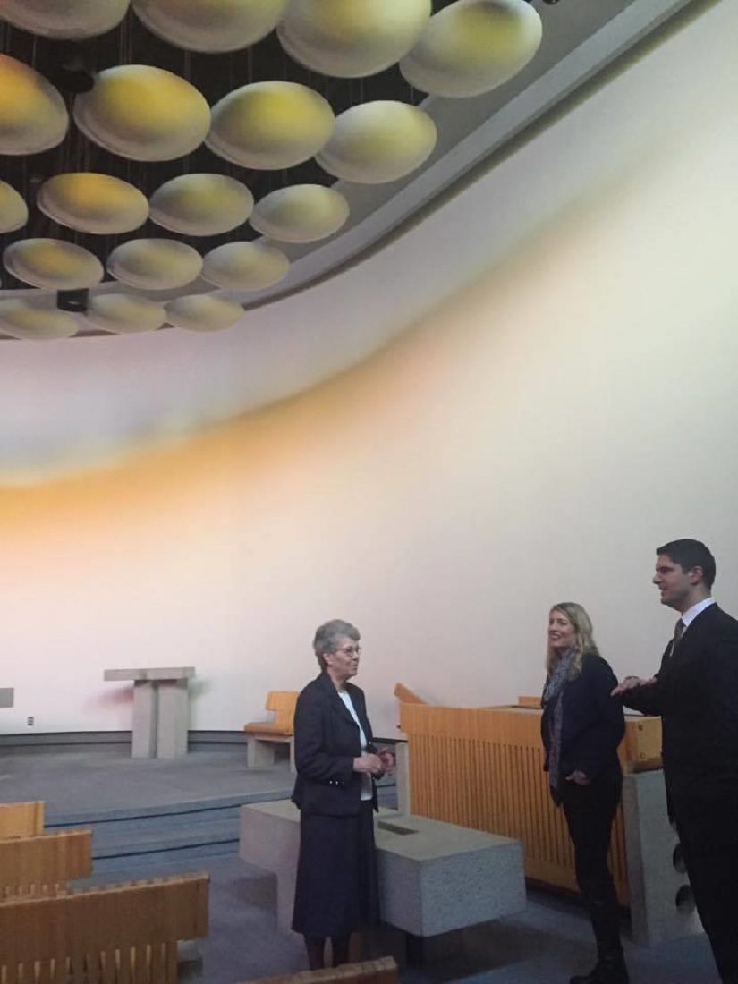 Mélanie Joly visite le nouveau centre communautaire M. Chitilian a fait visiter le centre d'hébergement des sœurs de la Providence à la députée fédérale Mélanie Joly, le 27 février. Mme Joly voulait mieux connaître l'édifice appelé à jouer un rôle central dans l'animation et le développement du quartier. Elle s'est dite très impressionnée par l'immensité, mais surtout par l'entretien impeccable des lieux. Aucun engagement financier ou contribution fédérale n'était à l'ordre du jour de cette rencontre d'exploration nous précise-t-on. Pour rappel, Mme Joly est également ministre fédérale du Patrimoine. Photo: Collaboration spéciale