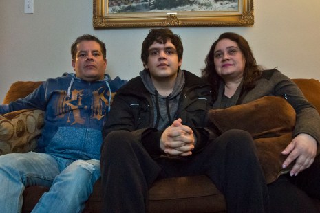 Victor Pablo Reategui (gauche), Jose Adrian Pinedo Pella et Gloria Maria Pella Gil de Pinedo posent dans un appartement de Montréal, le 27 mars 2017.