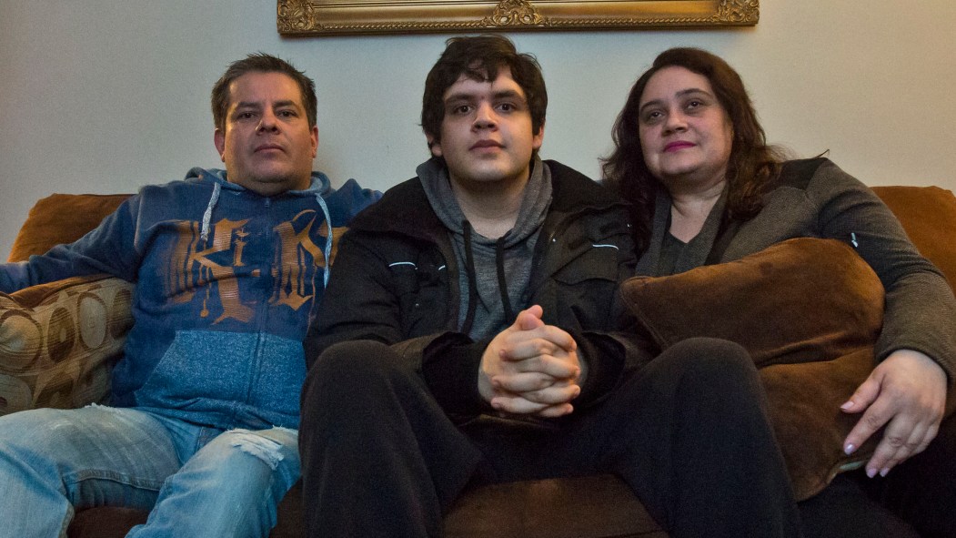 Victor Pablo Reategui (gauche), Jose Adrian Pinedo Pella et Gloria Maria Pella Gil de Pinedo posent dans un appartement de Montréal, le 27 mars 2017.