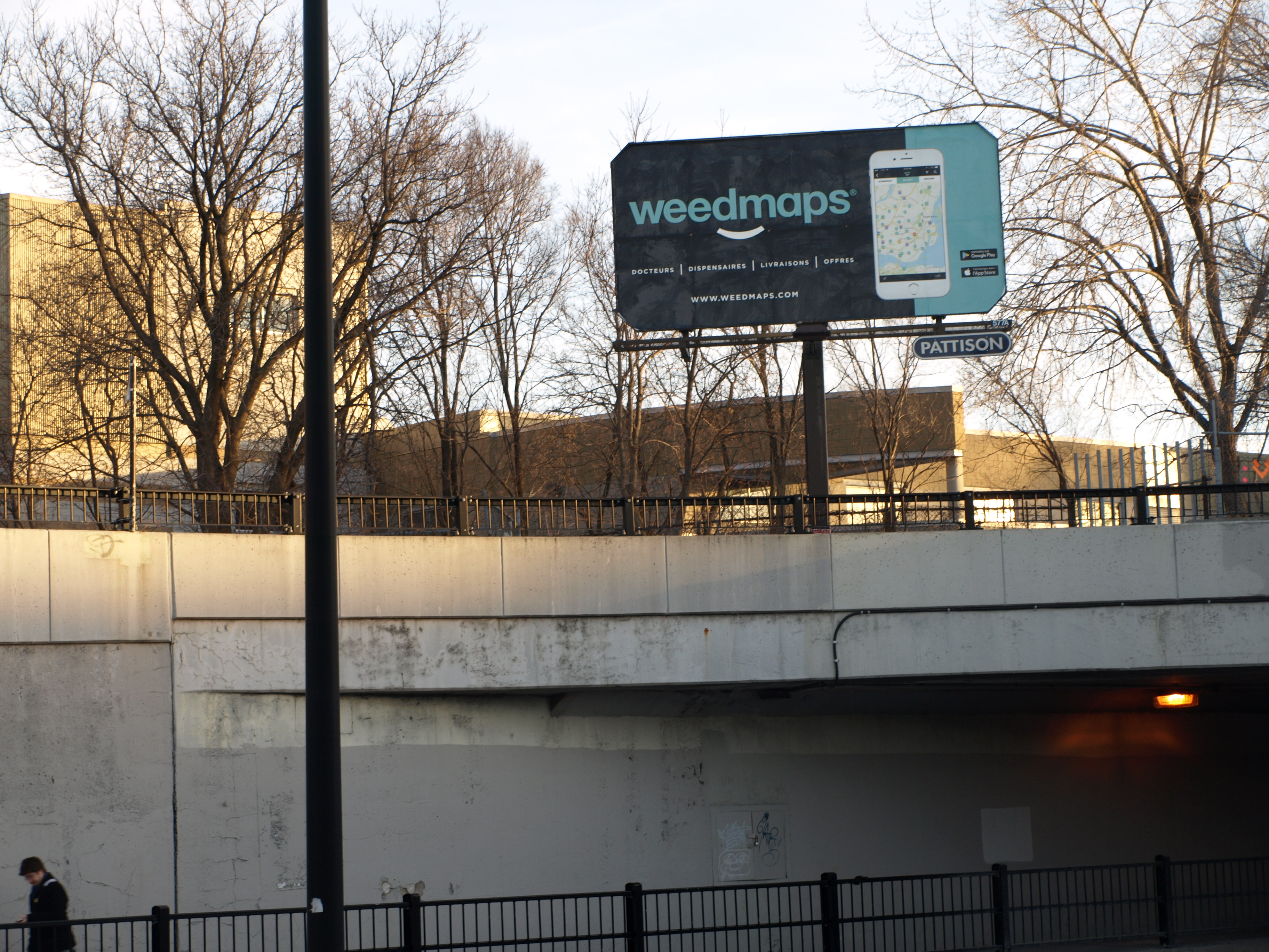 Des affiches publicitaires pour l'application répertoriant des dispensaires de marijuana peuvent être aperçues à Montréal.