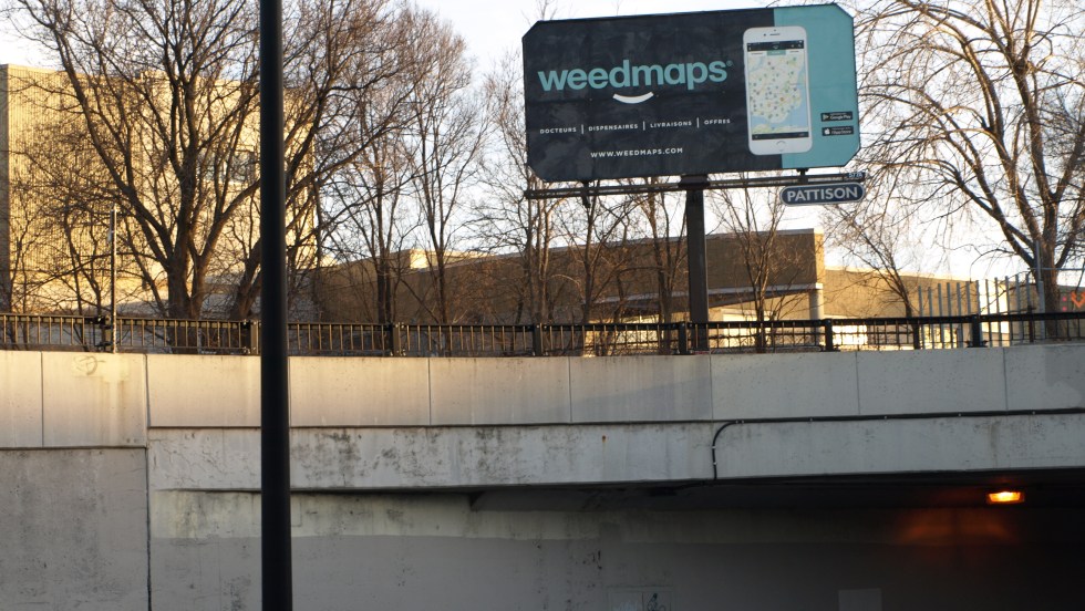 Des affiches publicitaires pour l'application répertoriant des dispensaires de marijuana peuvent être aperçues à Montréal.