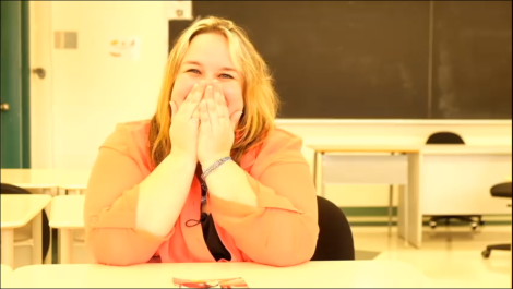 Mélissa Boismenu est prise d'émotion dans une vidéo publiée le 20 mars 2017 sur la page Facebook du Carrefour jeunesse emploi de Pointe-aux-Trembles et Montréal-Est.