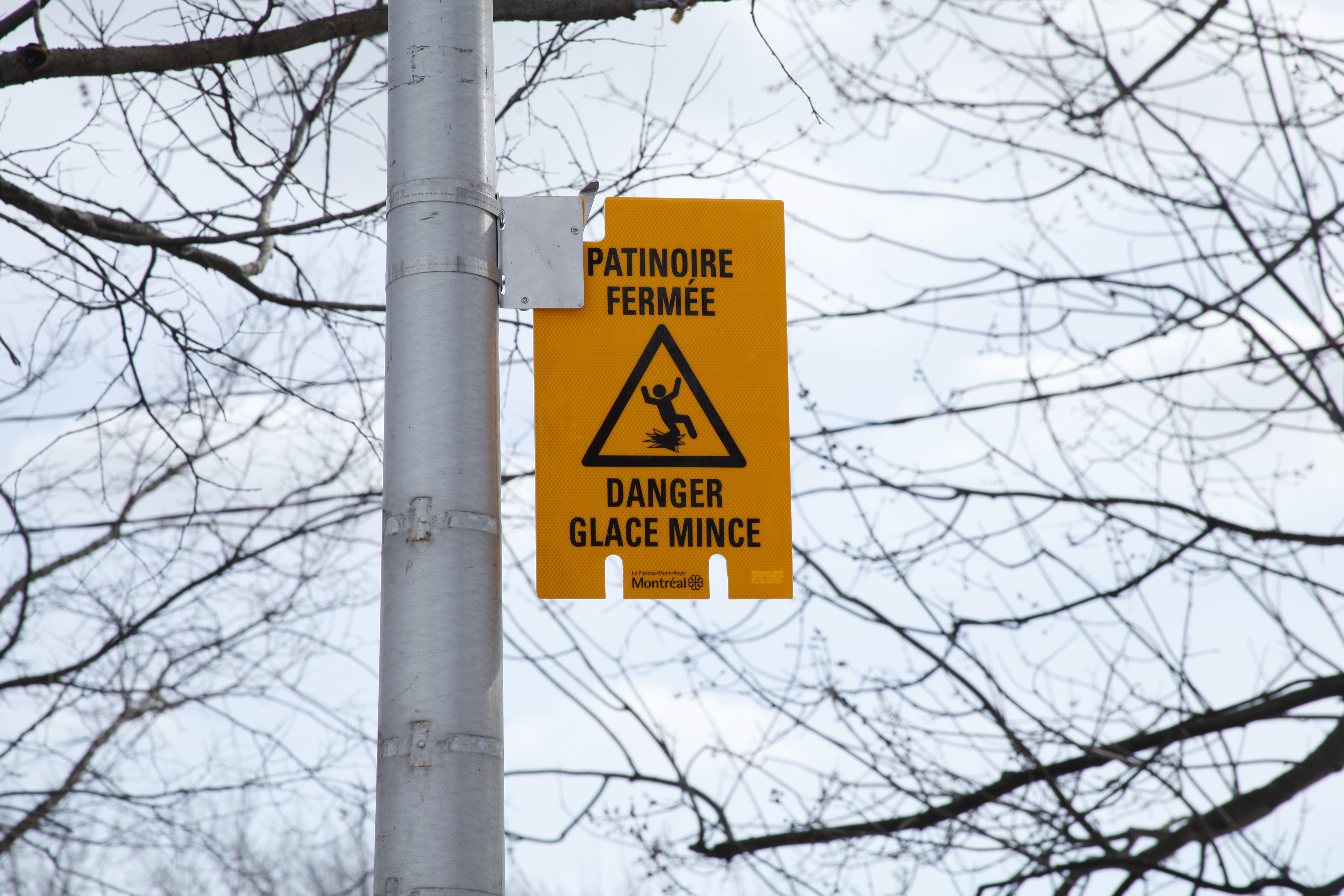 Une pancarte indique la fermeture de la patinoire du parc Lafontaine.