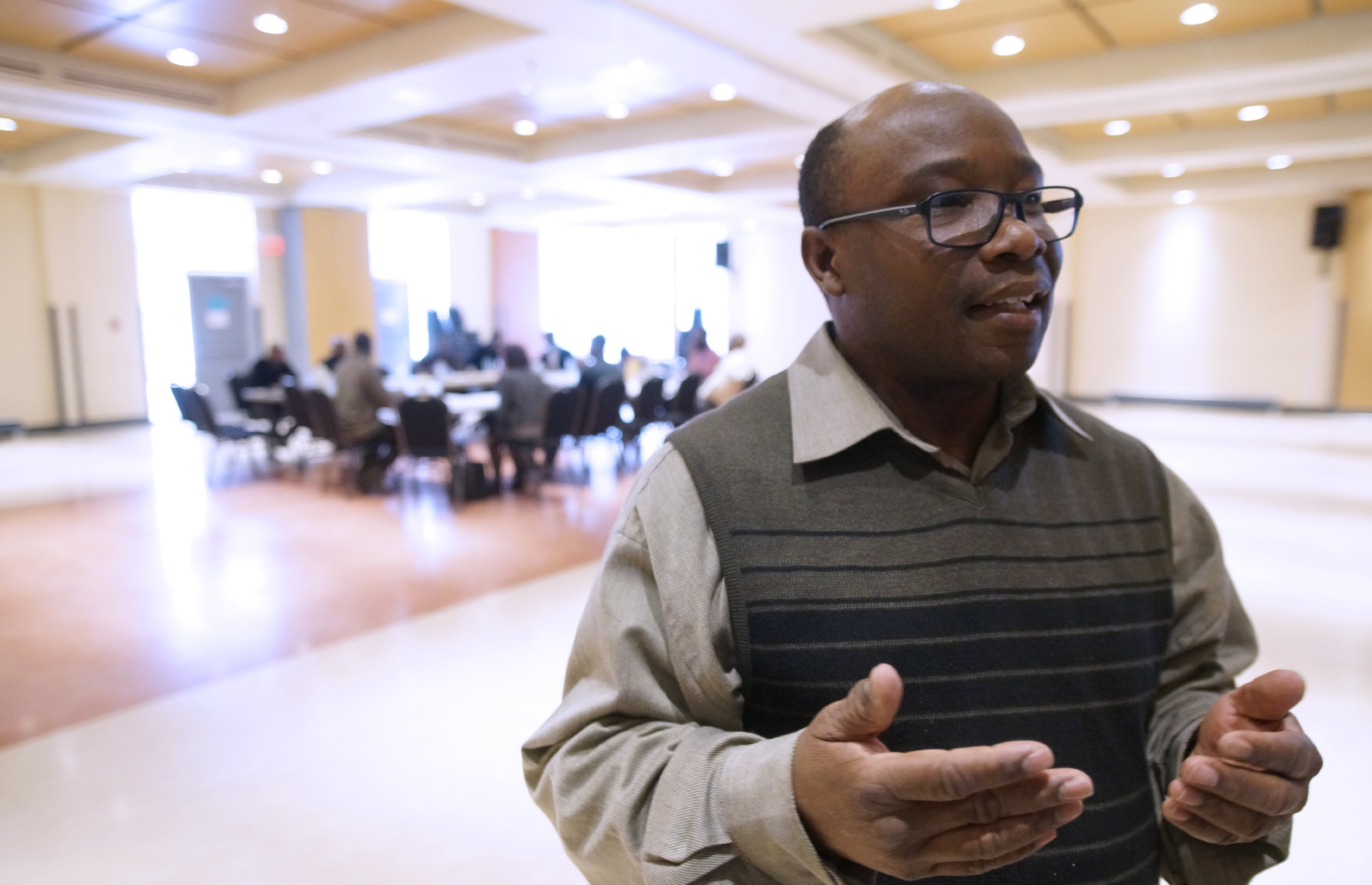 Jean-Michel Piquant s'exprime avant d'animer un groupe de parole du Programme de renforcement des compétences des hommes, le 25 mars 2017, au Centre récréatif de Rivière-des-Prairies.