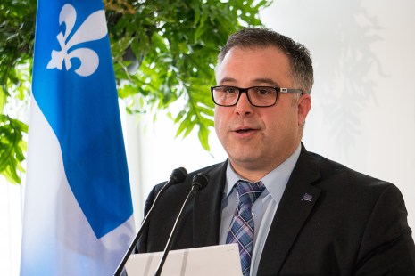 Le ministre de l'Éducation et de la Famille du Québec, Sébastien Proulx, lors d'une annonce le 6 mars 2017 au Centre communautaire Le Mainbourg, dans le quartier Pointe-aux-Trembles de Montréal.