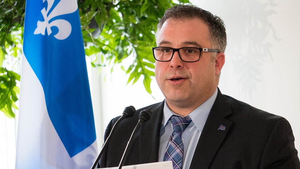 Le ministre de l'Éducation et de la Famille du Québec, Sébastien Proulx, lors d'une annonce le 6 mars 2017 au Centre communautaire Le Mainbourg, dans le quartier Pointe-aux-Trembles de Montréal.