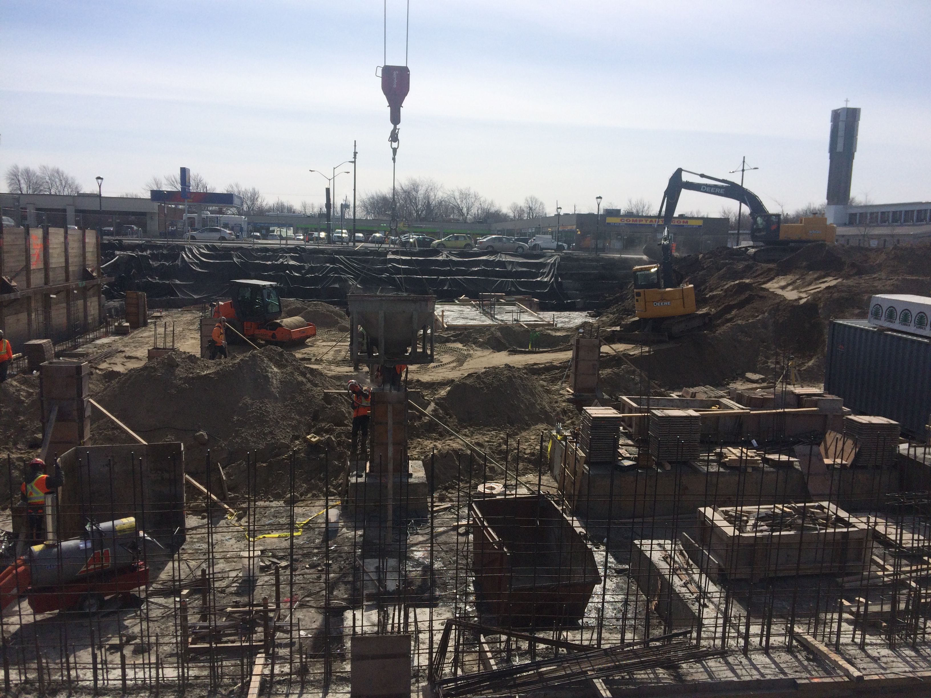 Vue aérienne du chantier de construction de la résidence pour aînés Ciel bleu, dans le quartier Pointe-aux-Trembles de Montréal, le 13 mars 2017.