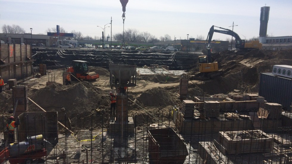 Vue aérienne du chantier de construction de la résidence pour aînés Ciel bleu, dans le quartier Pointe-aux-Trembles de Montréal, le 13 mars 2017.