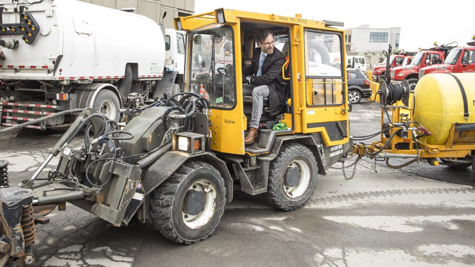 Le maire Croteau aux commandes d'un véhicule de la voirie.