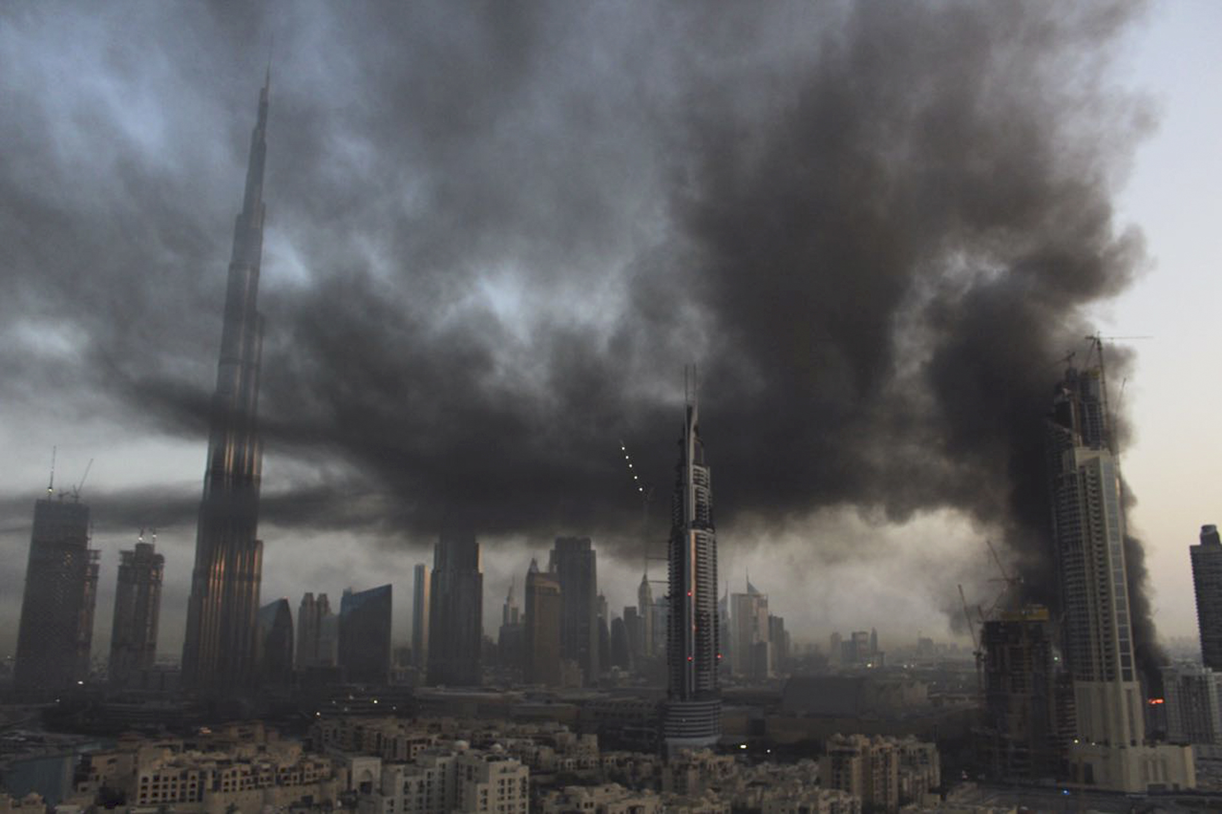 Бурдж халифа горит новости. Горящие небоскребы. Горящий небоскреб. Небоскреб горит. В Дубае горит небоскреб.
