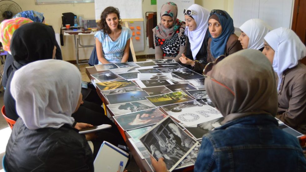 Carla Boulos, au centre, vient d’Alep en Syrie. Elle est chargée de programme pour l’organisme House of Peace et organise des ateliers d’édification de la paix avec des Syriennes et des Syriens.