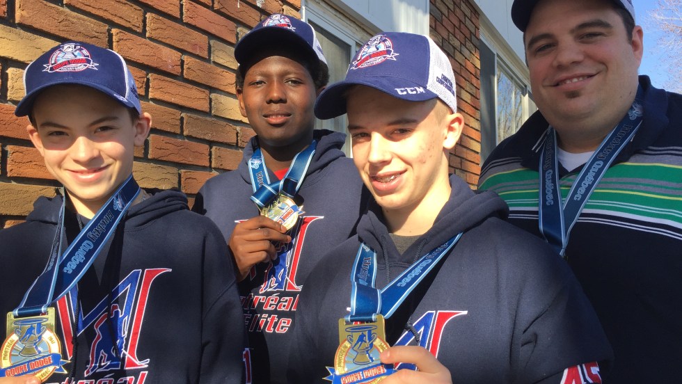 (de g. à d.) Benjamin Boon, Kevin Pouliot et Andrew Auguste exhibent leurs médailles de la Coupe Dodge 2017, en compagnie de l'entraîneur Guillaume Piché.