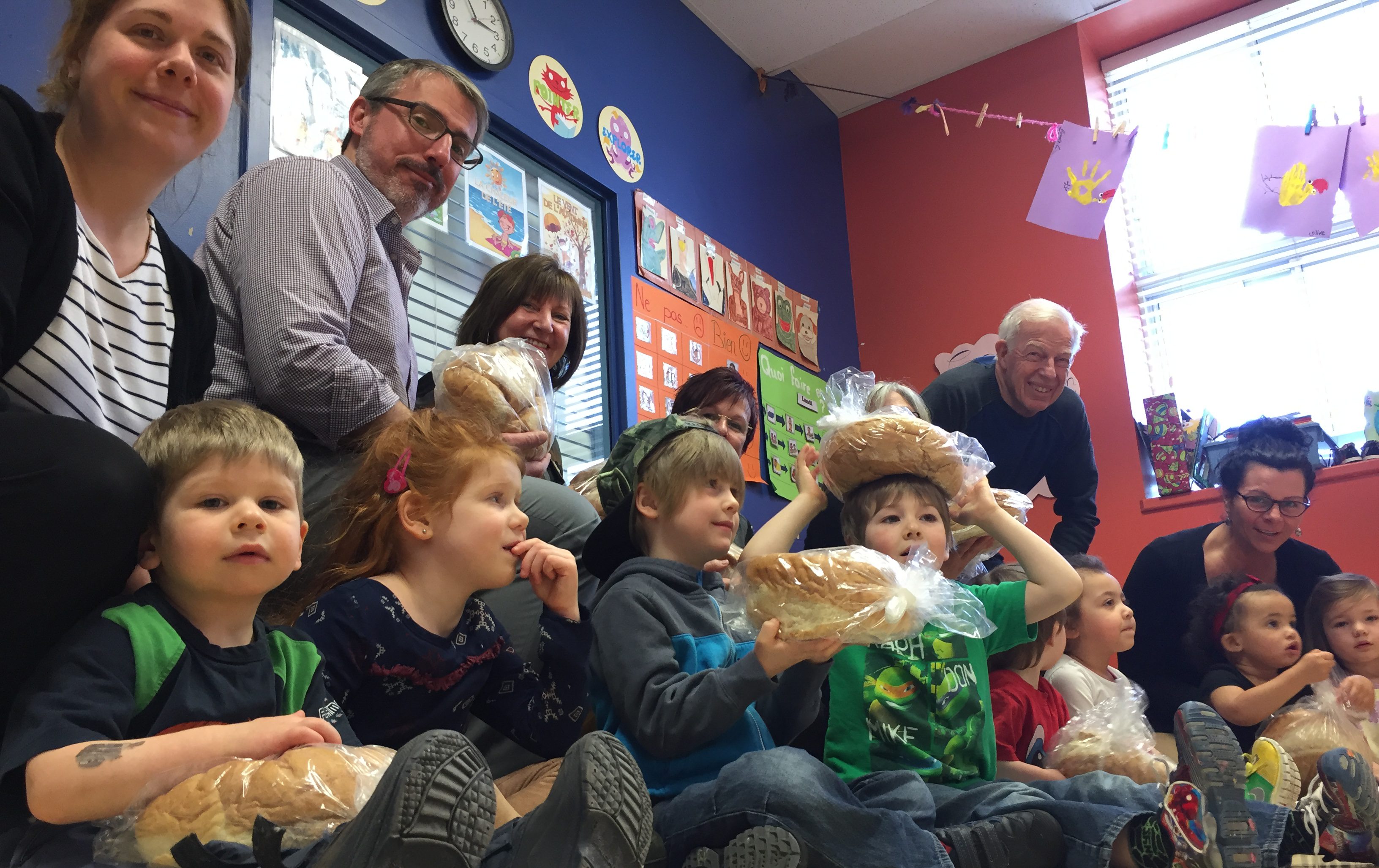 Des tout-petits du Carrefour familial les Pitchou posent devant des participants à la campagne annuelle de financement de l'organisme le 3 avril 2017.