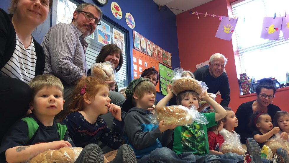 Des tout-petits du Carrefour familial les Pitchou posent devant des participants à la campagne annuelle de financement de l'organisme le 3 avril 2017.