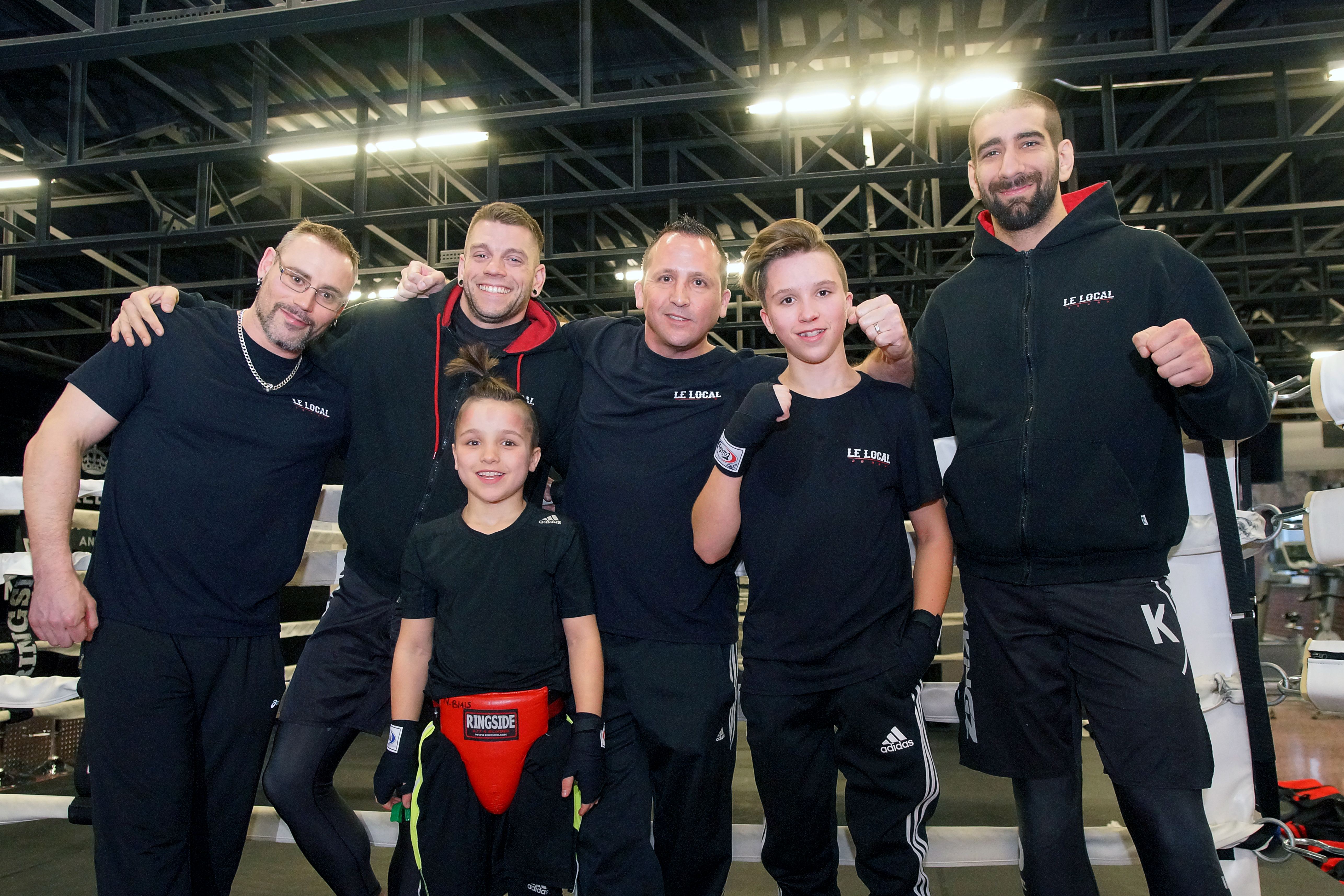 Le jeune boxeur Jacob Blais (2e à partir de la droite) pose avec son père Jean-François (centre), son entraîneur Keven Sénécal (2e à gauche), son préparateur physique Guillaume Lamoureux, le copriétaire du Gym Le Local Carl Fagnant (droite) et son petit frère Nolann (premier-plan), le 30 mars 2017.