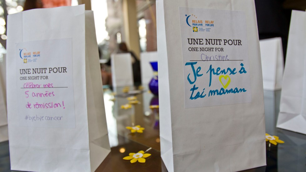 Des sacs contenant des chandelles et sur lesquels ont été écrits des messages d'espoir illumineront le parcours des marcheurs au Relais pour la vie.