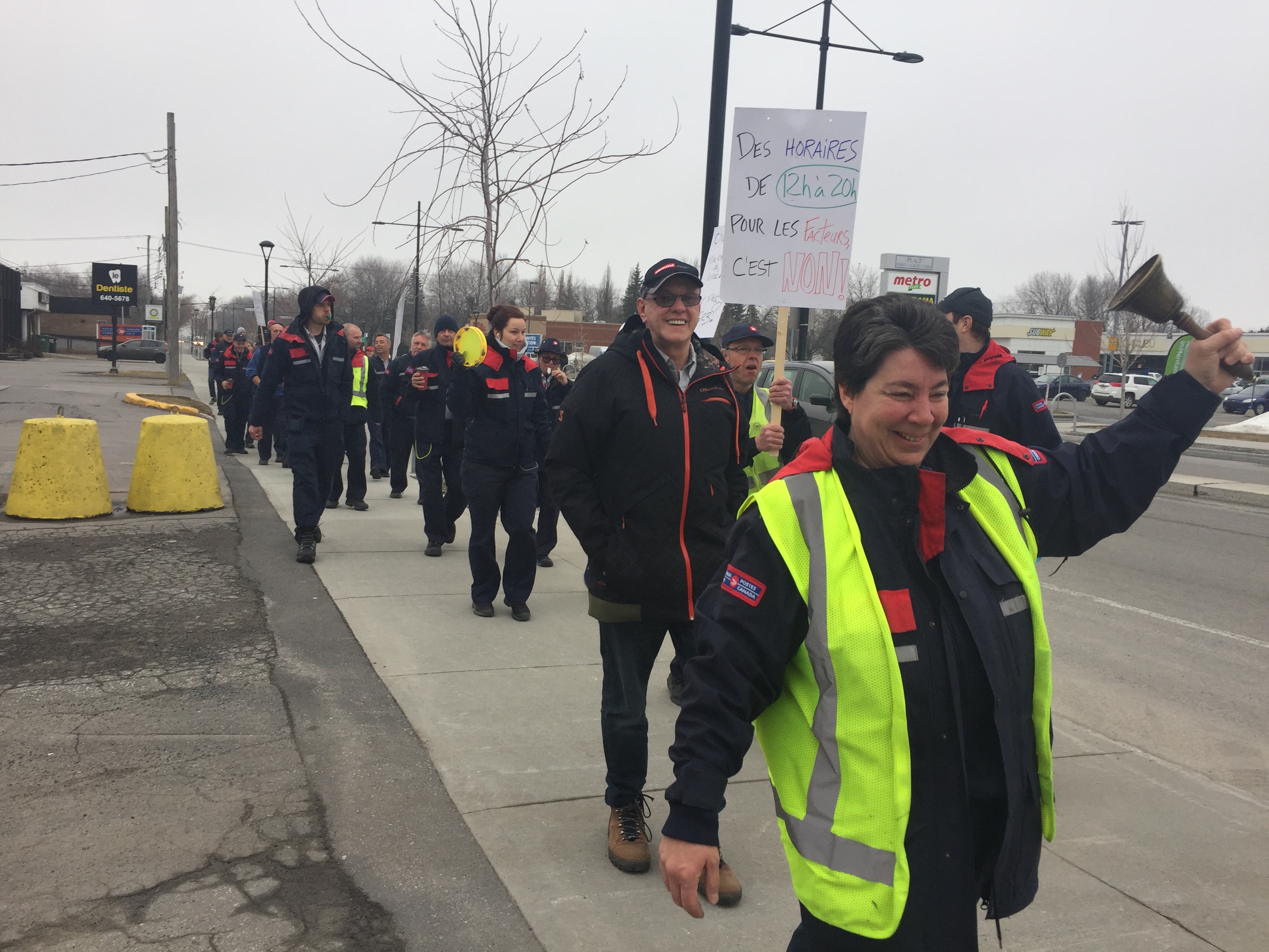 Des employés de Postes Canada manifestent dans le quartier Pointe-aux-Trembles de Montréal, le matin du 6 avril 2017.
