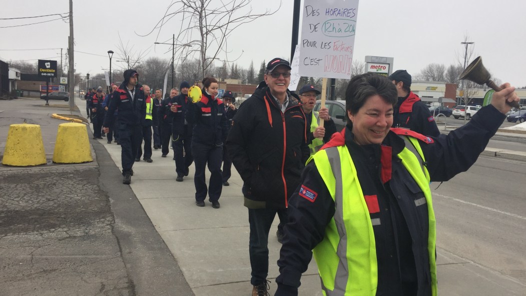 Des employés de Postes Canada manifestent dans le quartier Pointe-aux-Trembles de Montréal, le matin du 6 avril 2017.