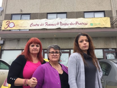 Nancy Archambeault (gauche), Isabelle Rivard (centre) et Rosemarie Pereira devant le Centre des femmes de Rivière-des-Prairies, en mars 2017.