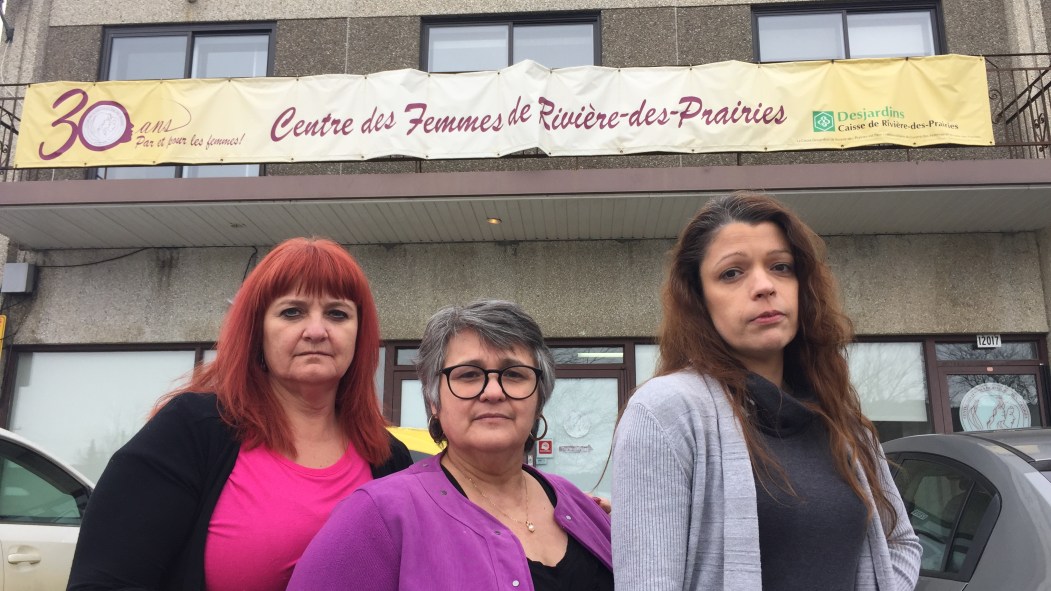 Nancy Archambeault (gauche), Isabelle Rivard (centre) et Rosemarie Pereira devant le Centre des femmes de Rivière-des-Prairies, en mars 2017.