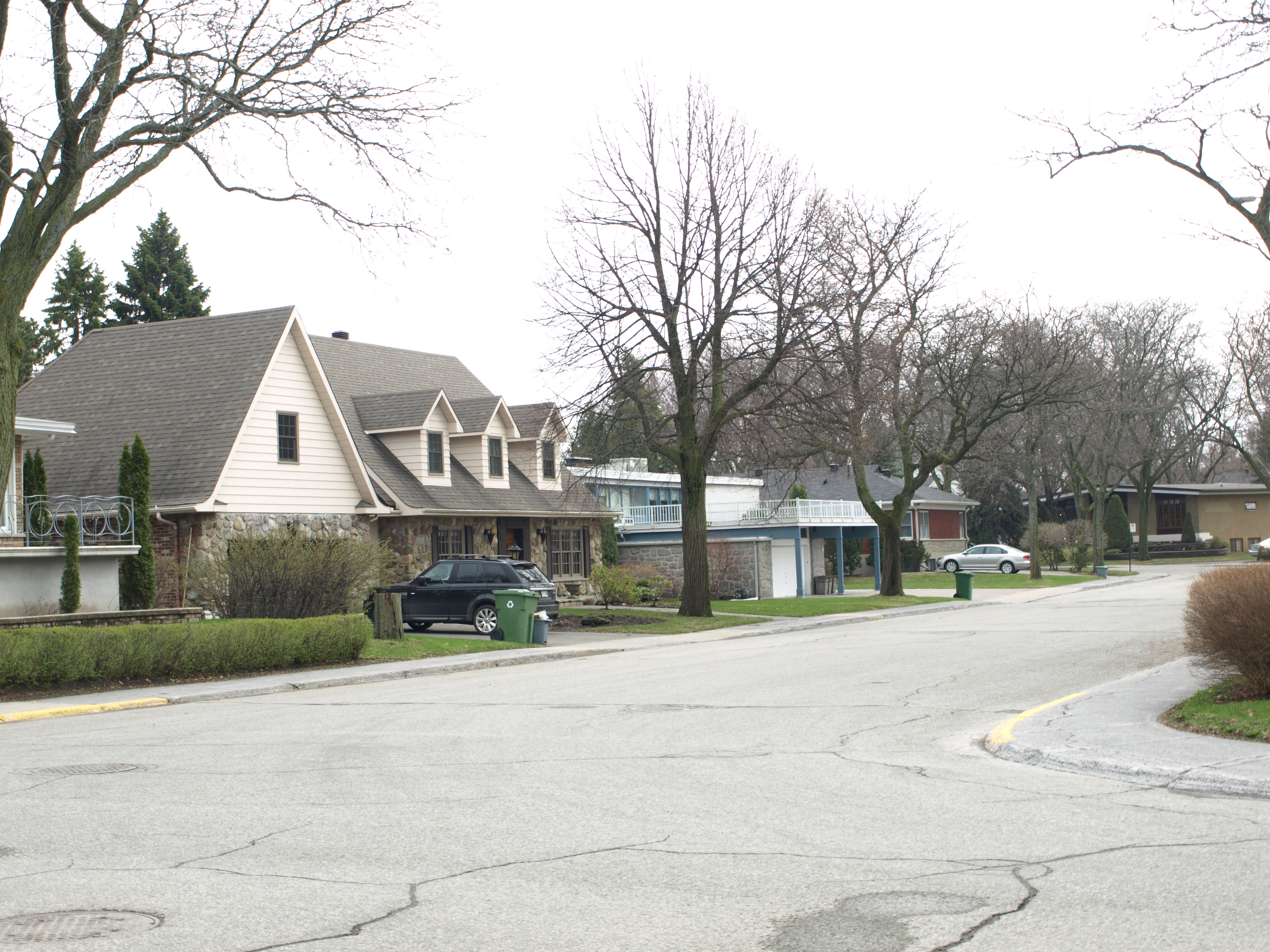 Le style typique des rues et maisons de la Cité-jardin à Montréal est unique.