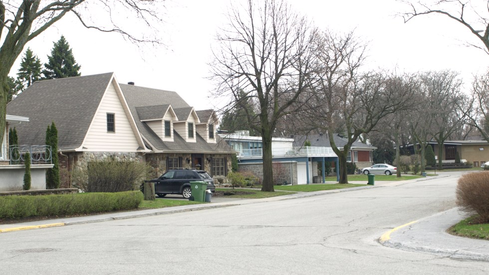 Le style typique des rues et maisons de la Cité-jardin à Montréal est unique.