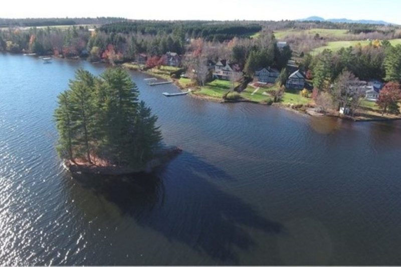 Une île à vendre sur le lac Magog Une île à vendre sur le lac Magog