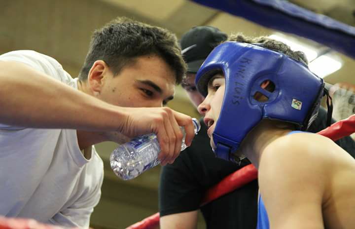 @BV:L’entraîneur Vincent Auclair donne à boire au jeune boxeur Jordan Mathieu, résident de Pointe-aux-Trembles.