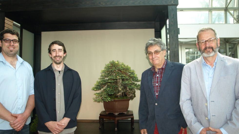 Matthew Quinn, responsable de la collection des penjings, Éric Auger, responsable de la collection des bonsaïs, Pierre Séguin, membre de la Société de bonsaïs et penjings de Montréal et Réné Pronovost, directeur du Jardin botanique de Montréal.