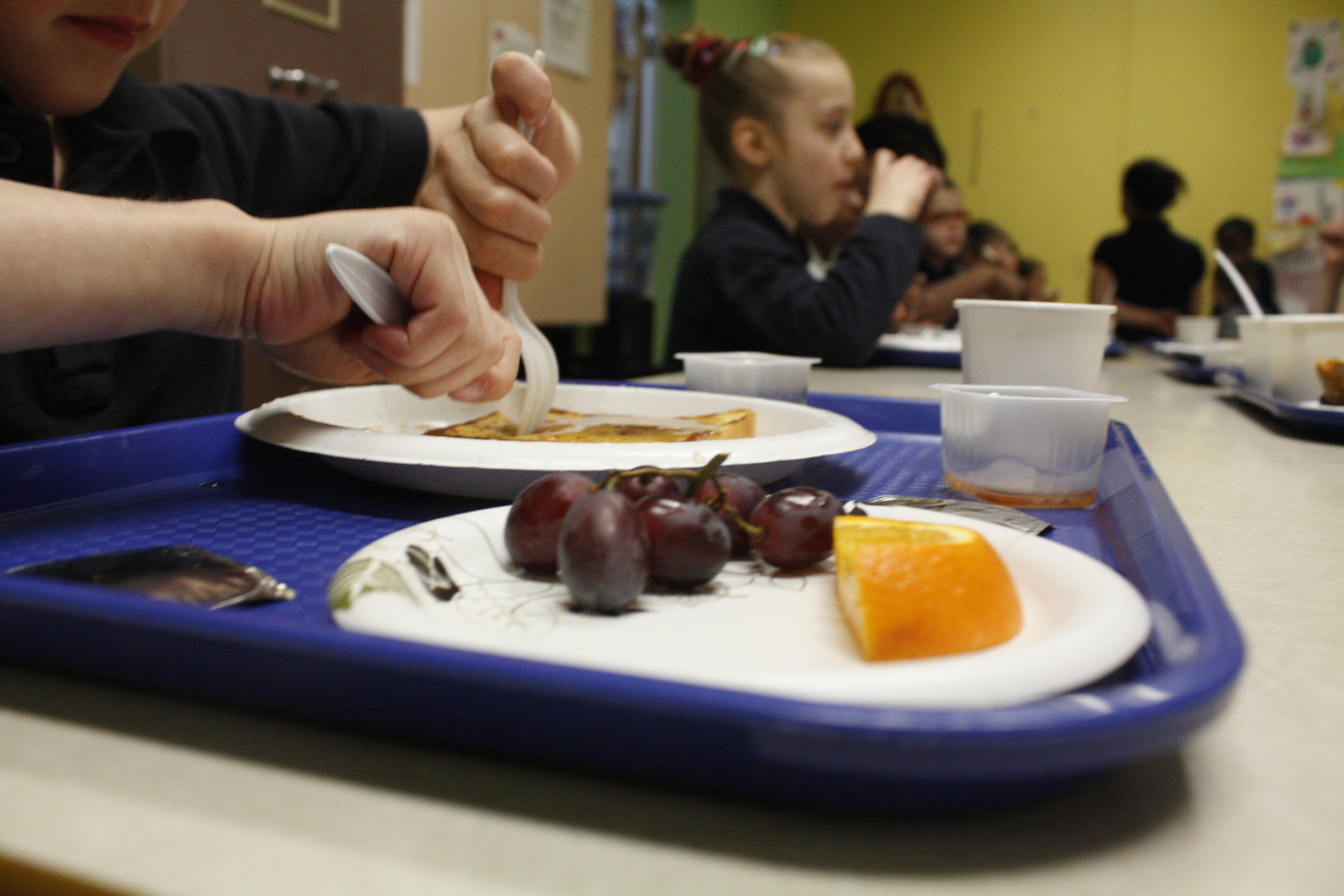 Des enfants prennent de petits déjeuners à l'École St-Octave, à Montréal-Est, en mai 2016.