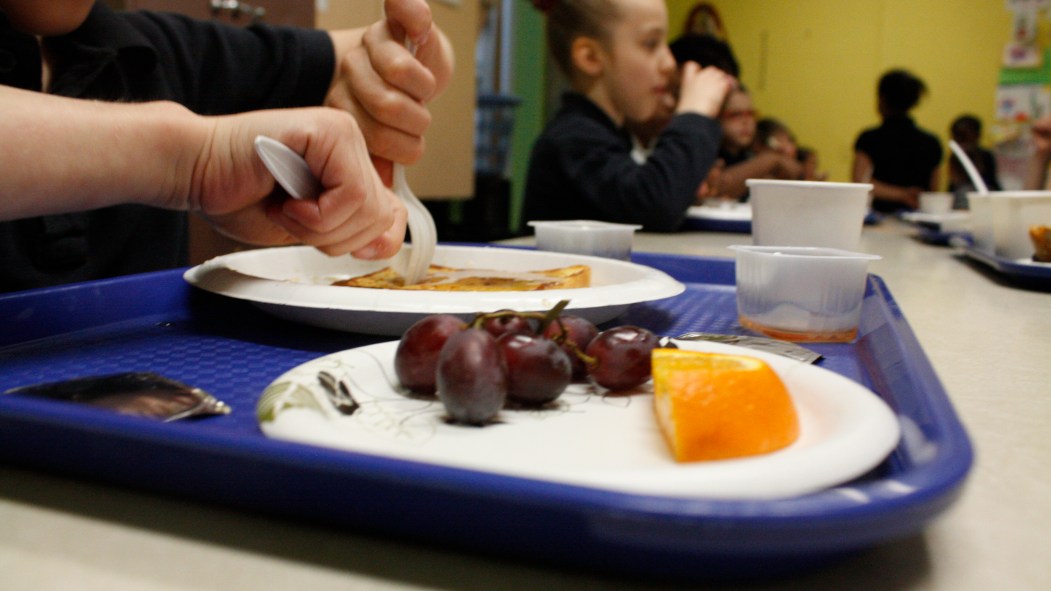 Des enfants prennent de petits déjeuners à l'École St-Octave, à Montréal-Est, en mai 2016.