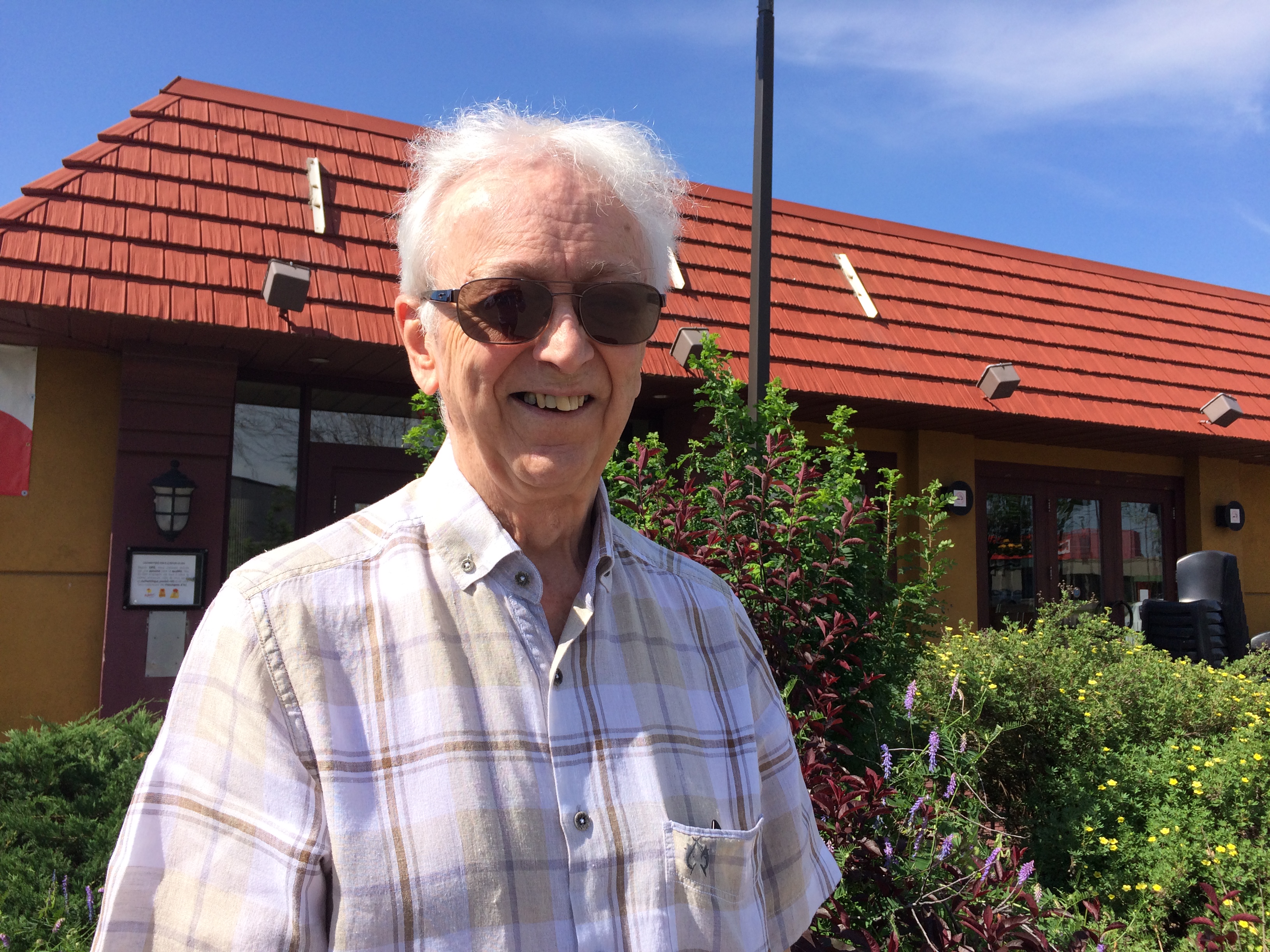 André Girard devant l'édifice de la rôtisserie St-Hubert de Pointe-aux-Trembles le 13 juin 2017.