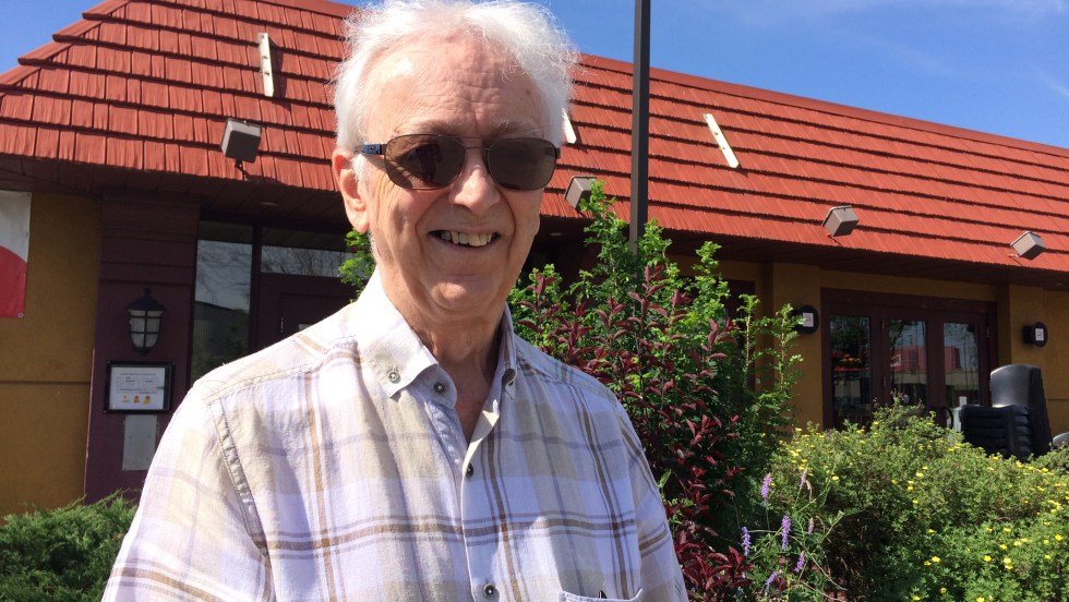 André Girard devant l'édifice de la rôtisserie St-Hubert de Pointe-aux-Trembles le 13 juin 2017.