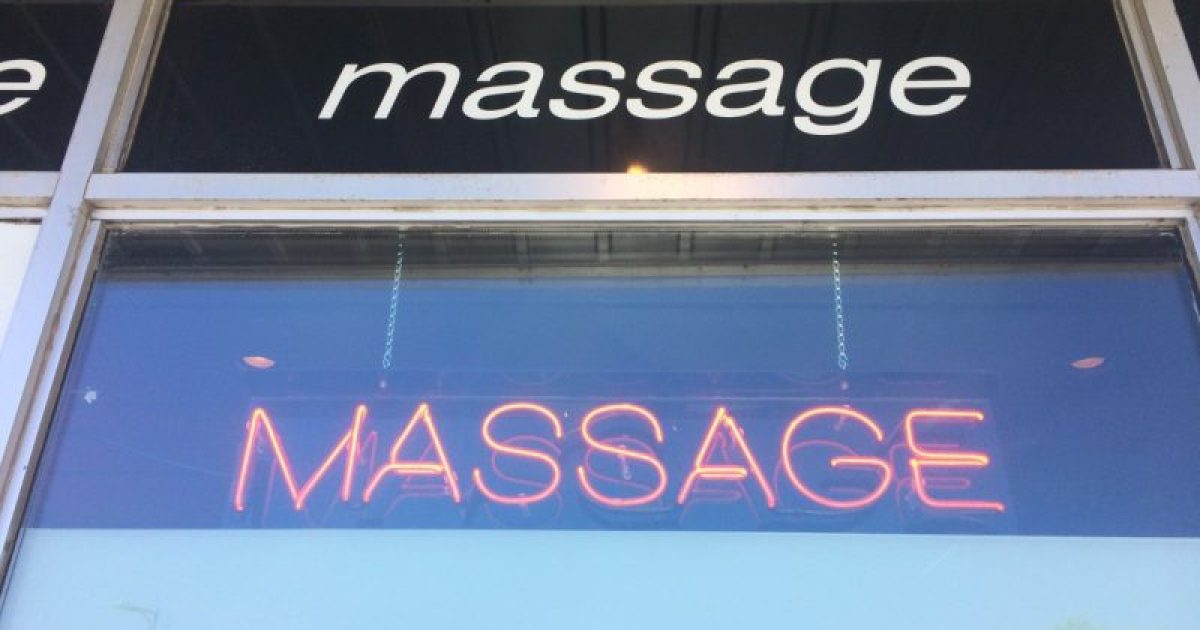 Laval trois salons de massage en infraction