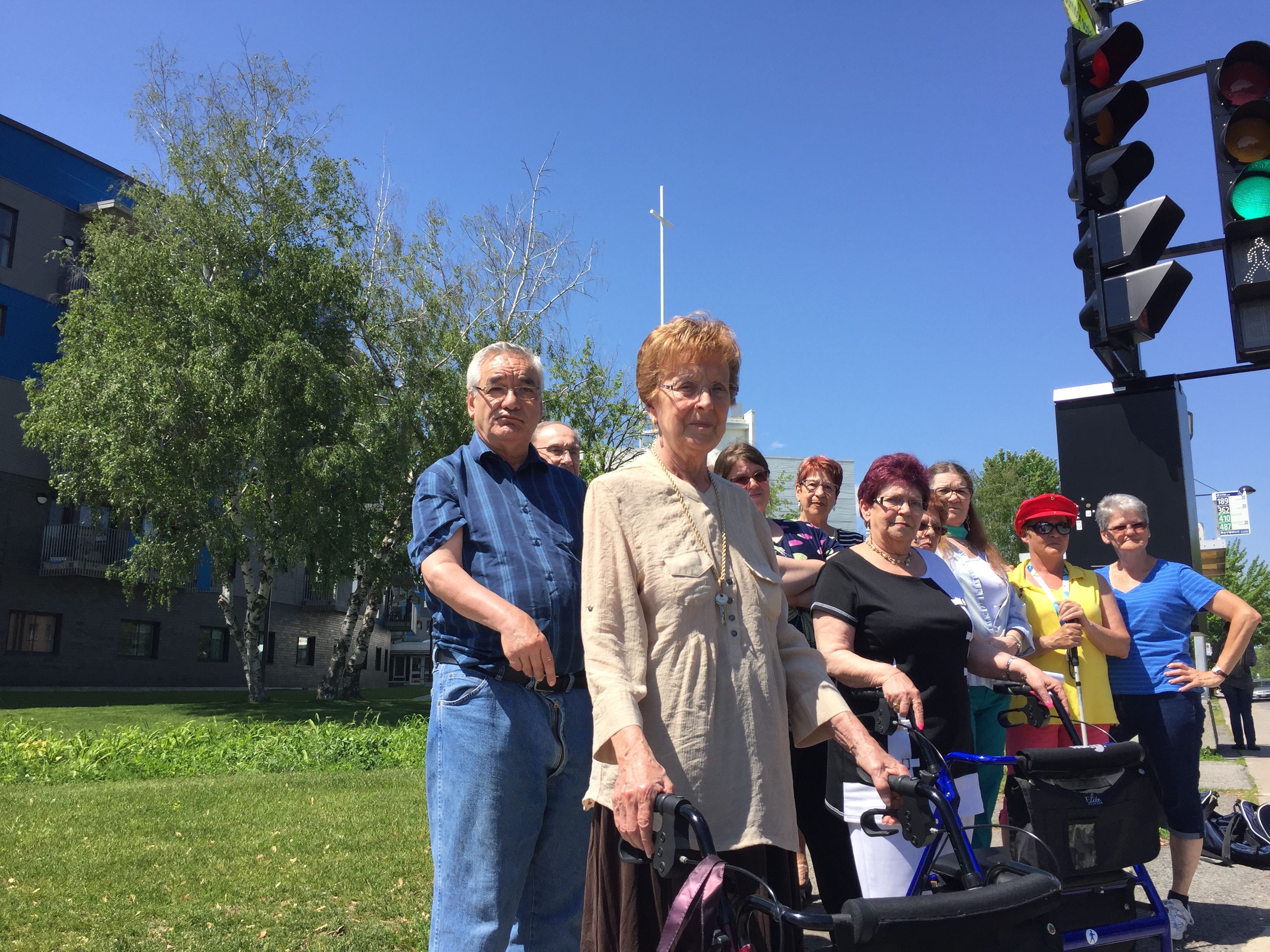 Les feux de circulation près des Habitations Ste-Germaine-Cousin posent problème, déplorent des résidents.