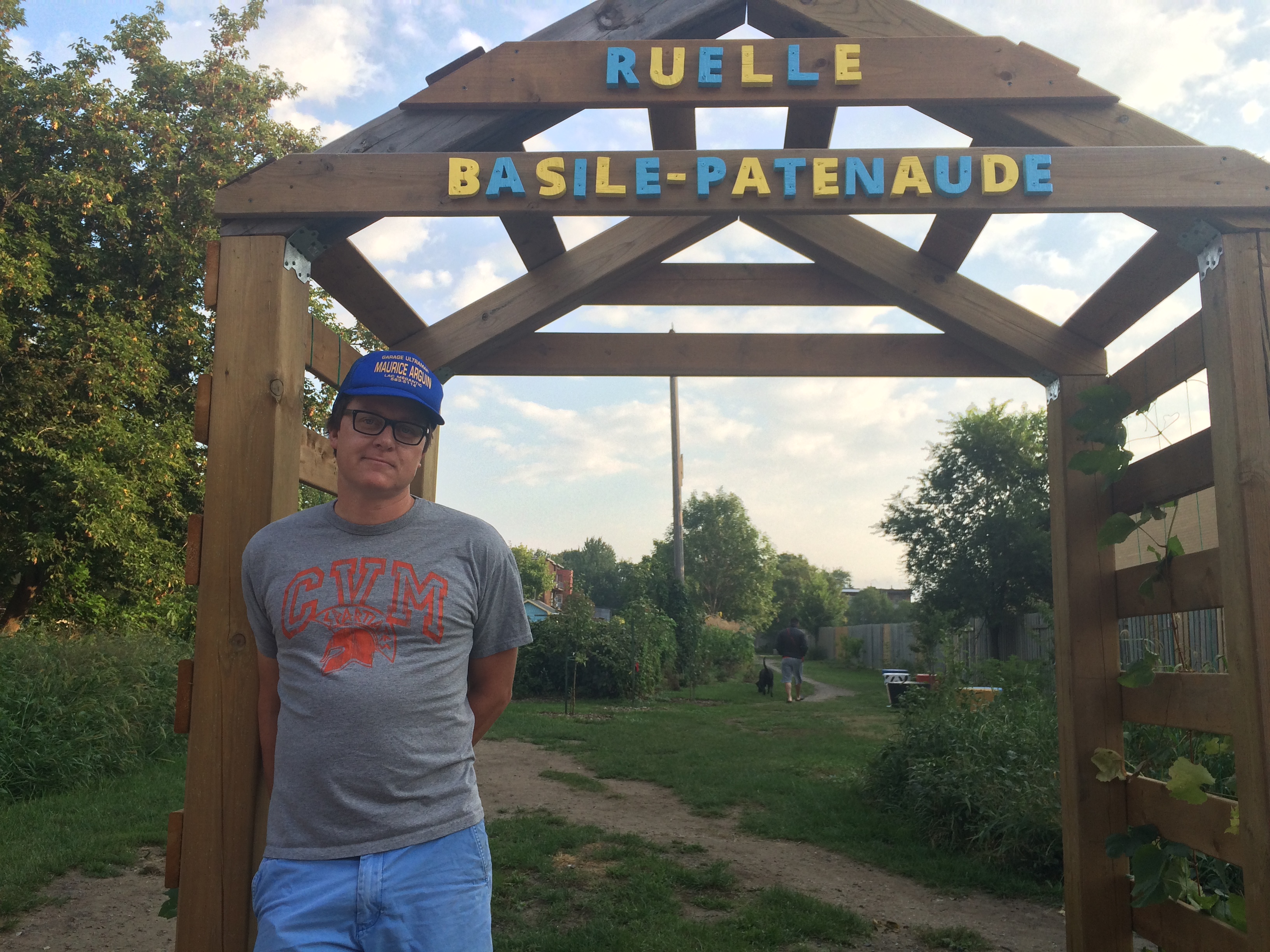 David-Alexandre Boutin devant une des entrées de la ruelle Basile-Patenaude.