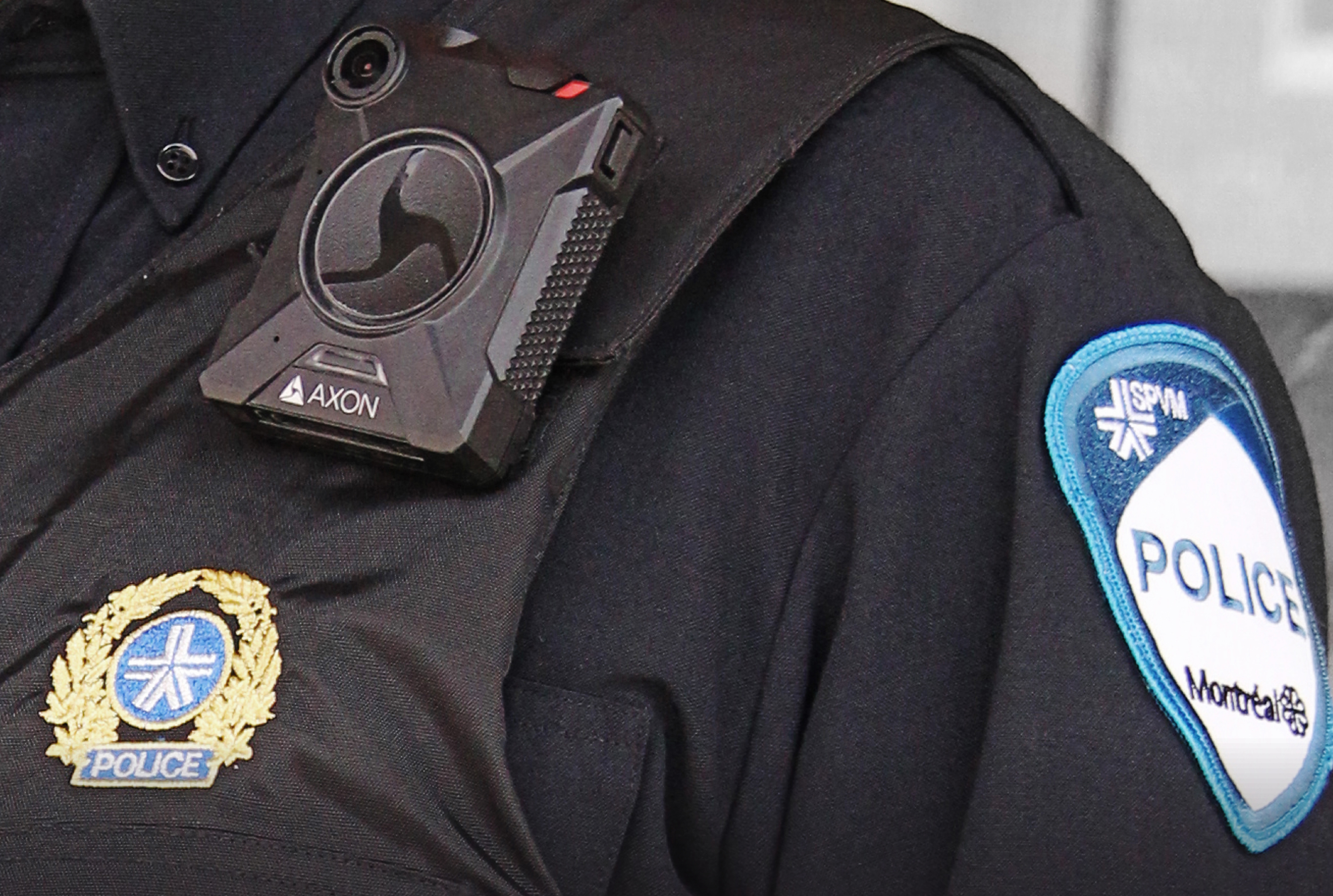 Un policier du SPVM porte une caméra corporelle.