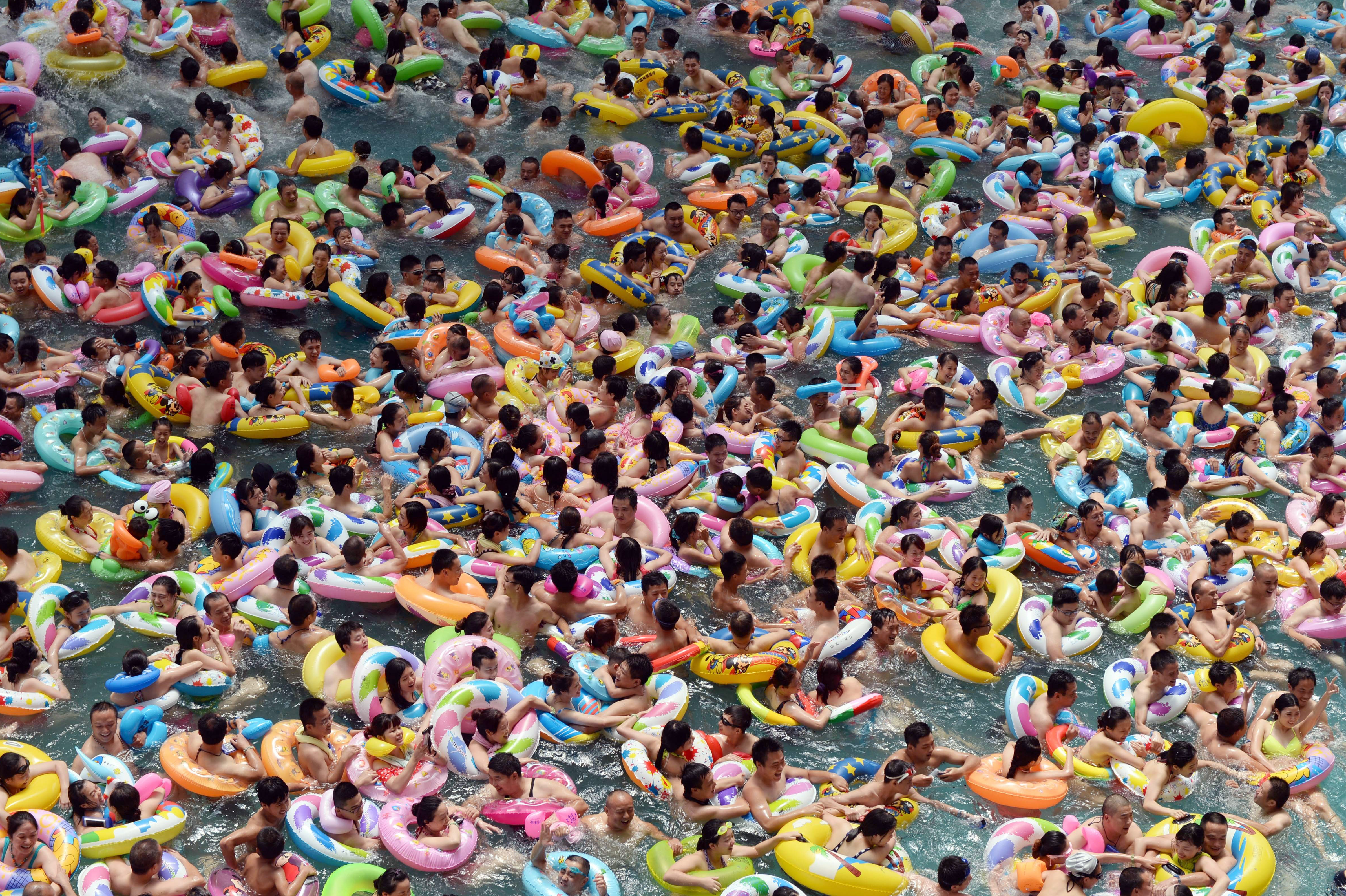 Сколько человек купается. Китайский пляж. Куча китайцев в море. Китайцы в море толпа. Много людей на пляже.
