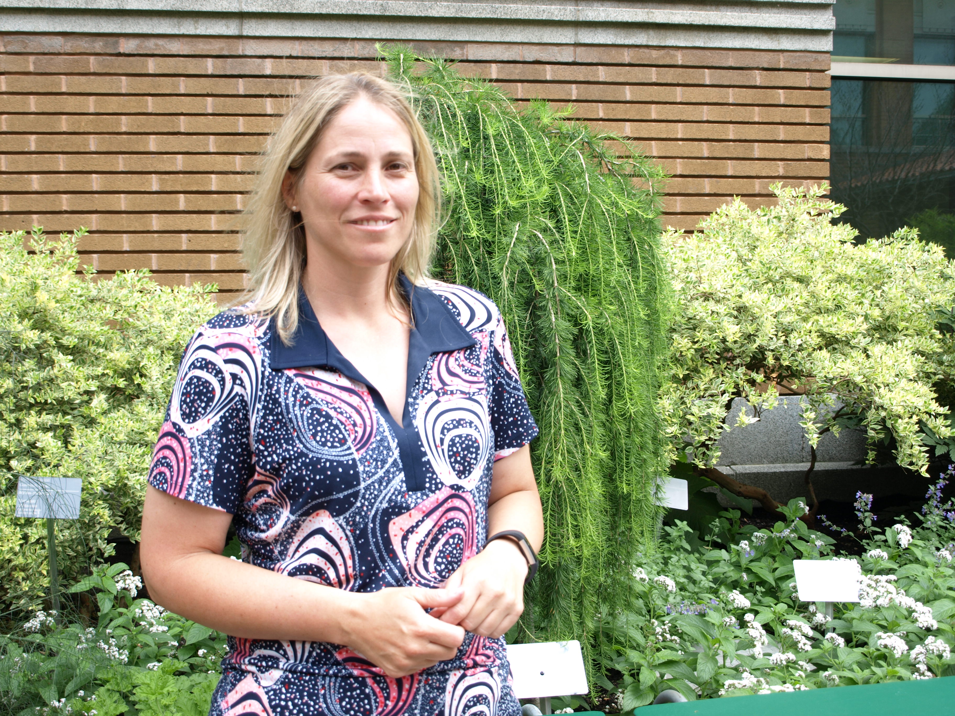 La botaniste Stéphanie Pellerin, chapeaute plusieurs recherches sur les écosystèmes en milieu urbain.