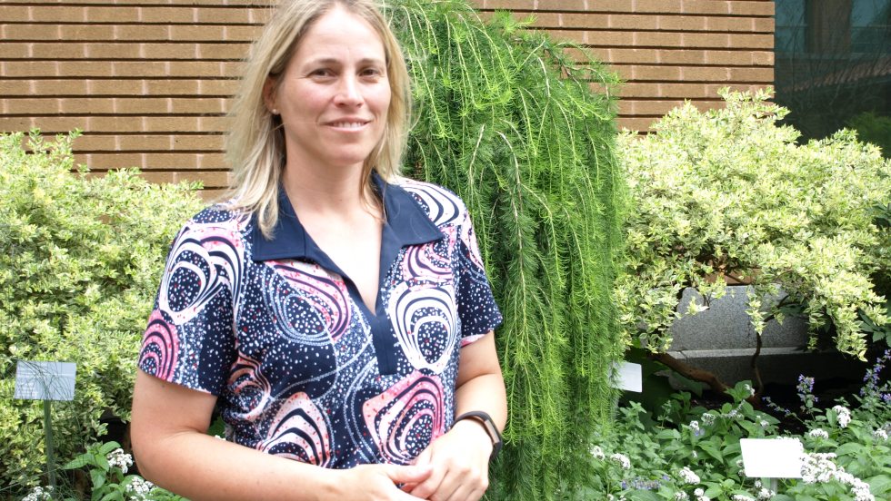 La botaniste Stéphanie Pellerin, chapeaute plusieurs recherches sur les écosystèmes en milieu urbain.