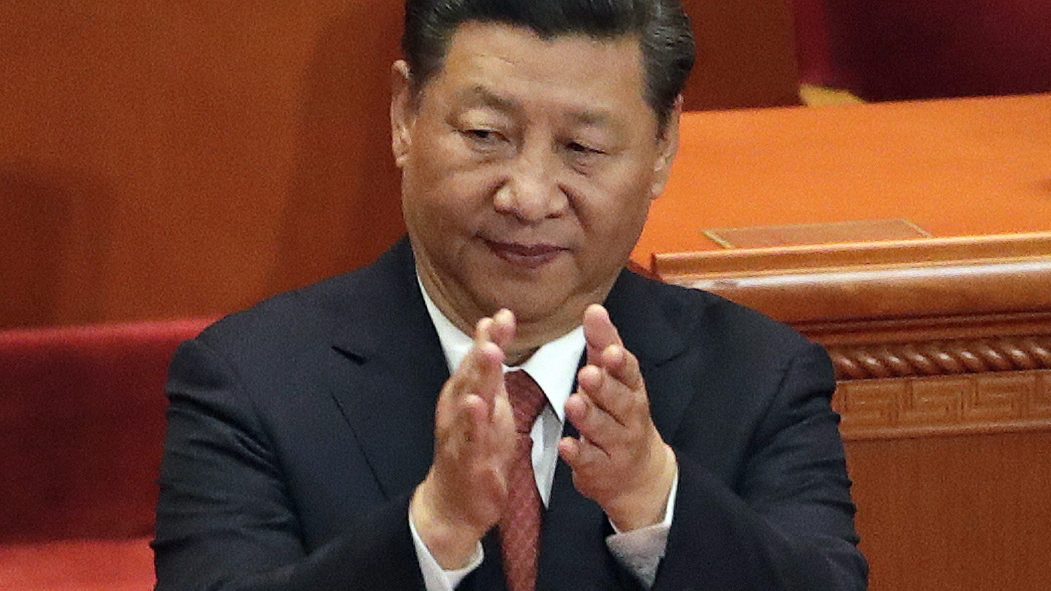 le président chinois xi jinping applaudit.
