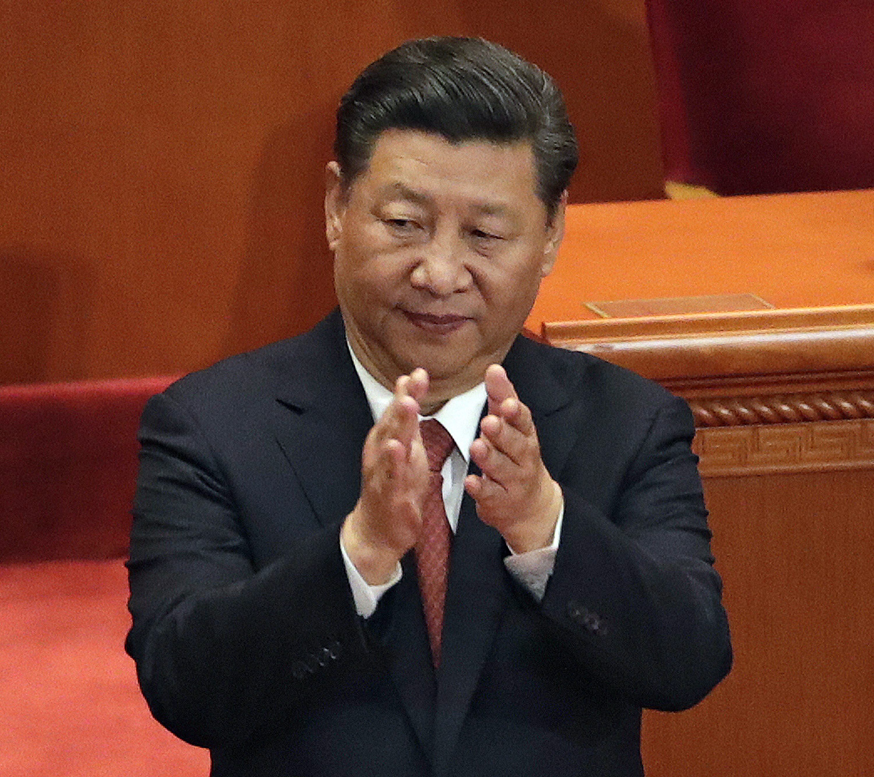 le président chinois xi jinping applaudit.