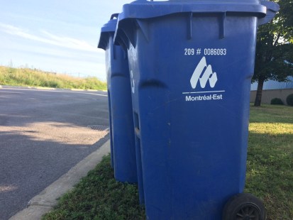Des bacs de recyclage de la Ville de Montréal placés en bordure de route le 16 août 2017.