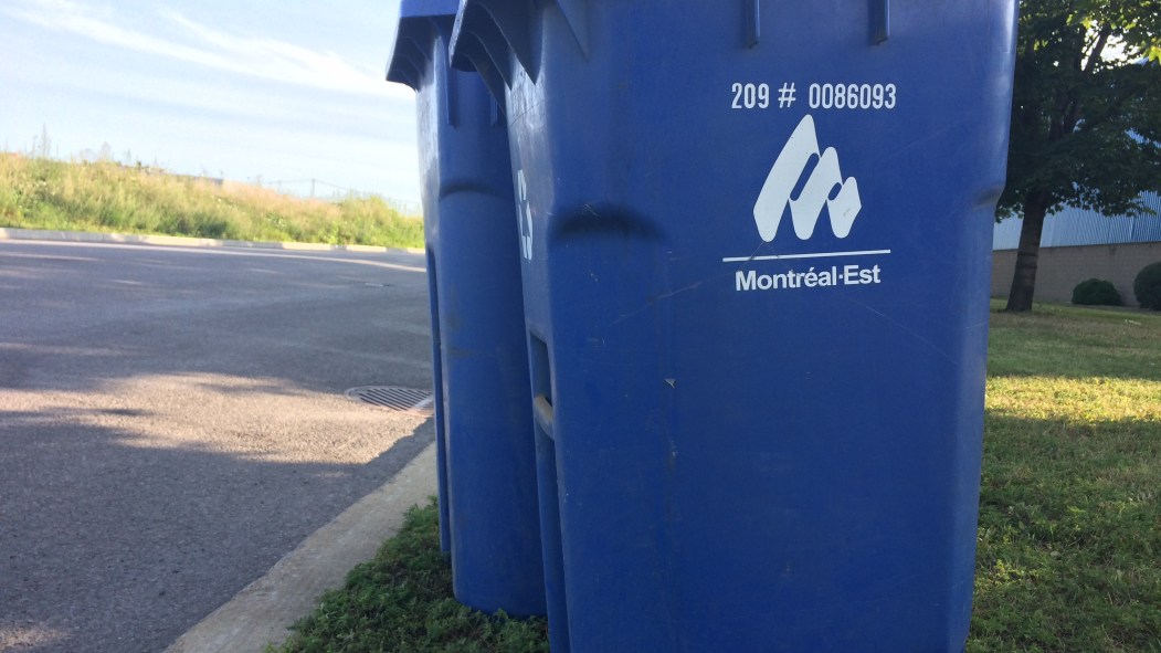 Des bacs de recyclage de la Ville de Montréal placés en bordure de route le 16 août 2017.