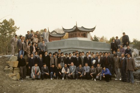 L'équipe deconstruction du Jardin de Chine en 1990.