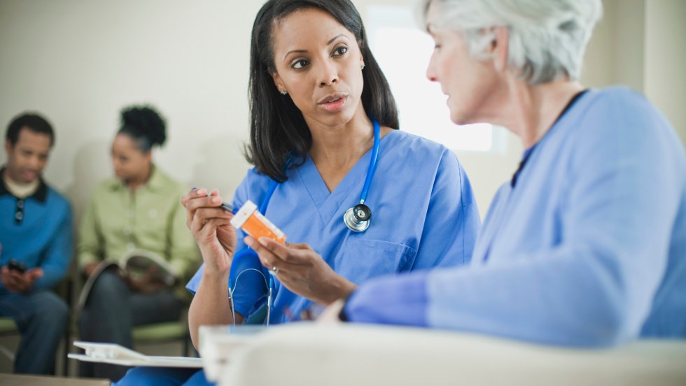 Une infirmière et une patiente