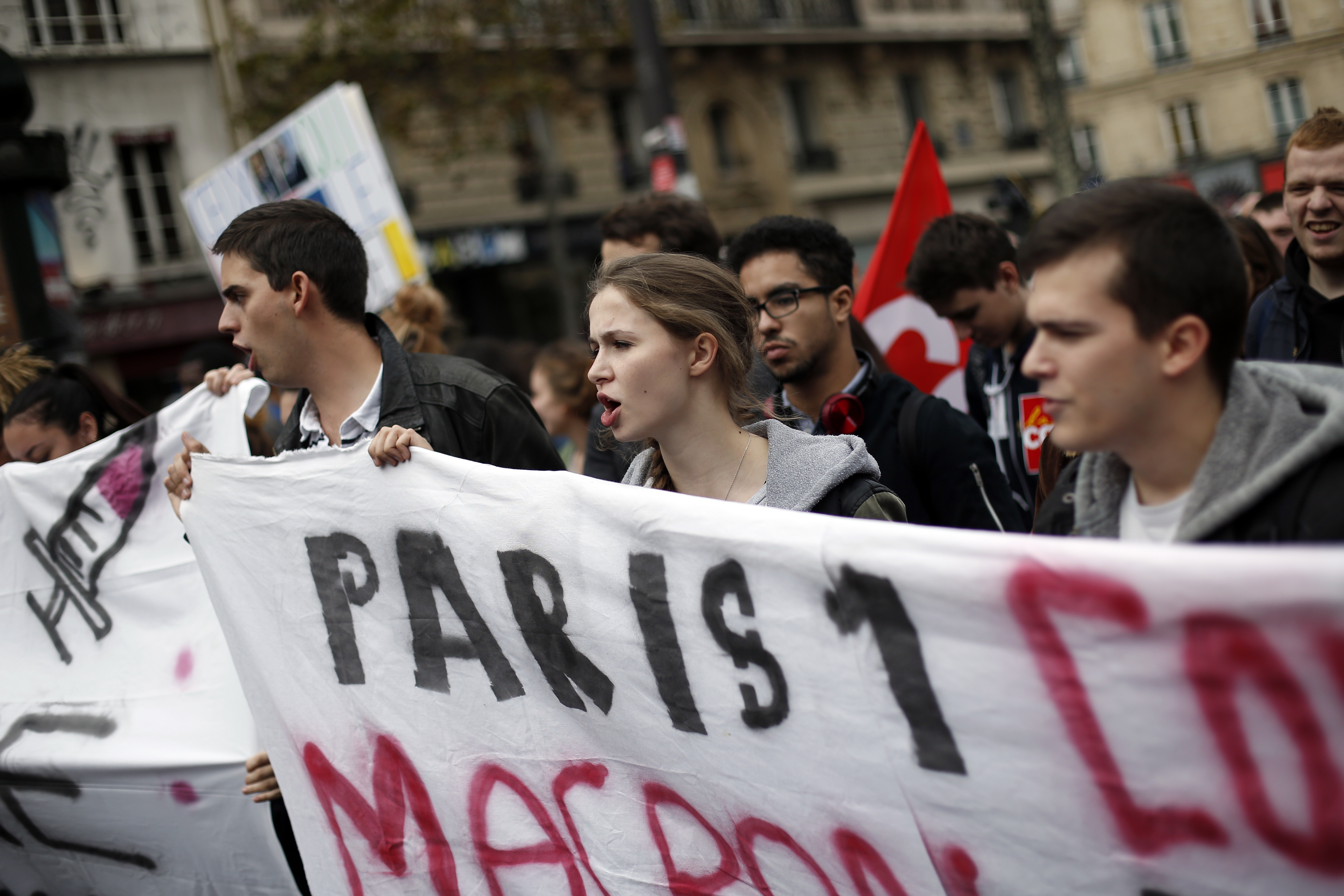 Протестующая против. Митинги во Франции Макрон. Забастовка. Политические протесты Франция. Забастовки против политики.